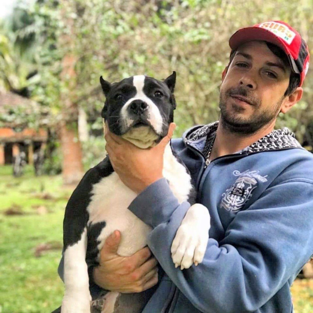 Diego, do Canil KDC, com um American Bully no colo
